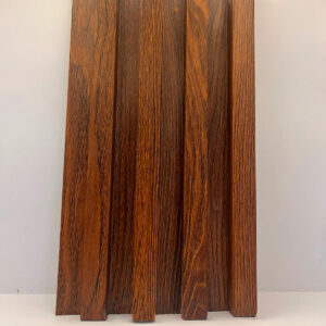 Lambrín de PVC con acabado en madera oscura